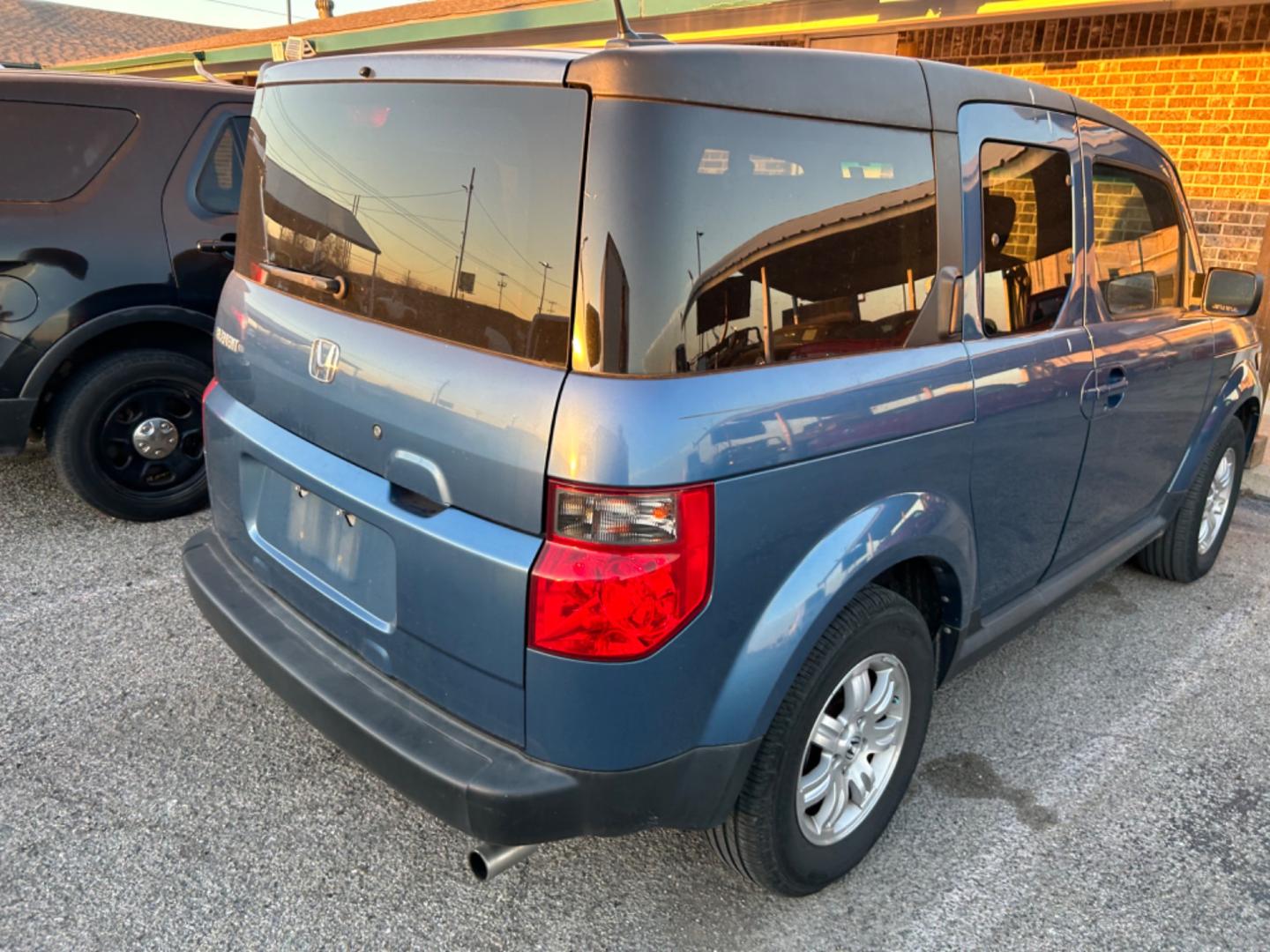 2008 Honda Element EX 2WD AT (5J6YH18788L) with an 2.4L L4 DOHC 16V engine, 5-Speed Automatic Overdrive transmission, located at 1687 Business 35 S, New Braunfels, TX, 78130, (830) 625-7159, 29.655487, -98.051491 - Photo#2